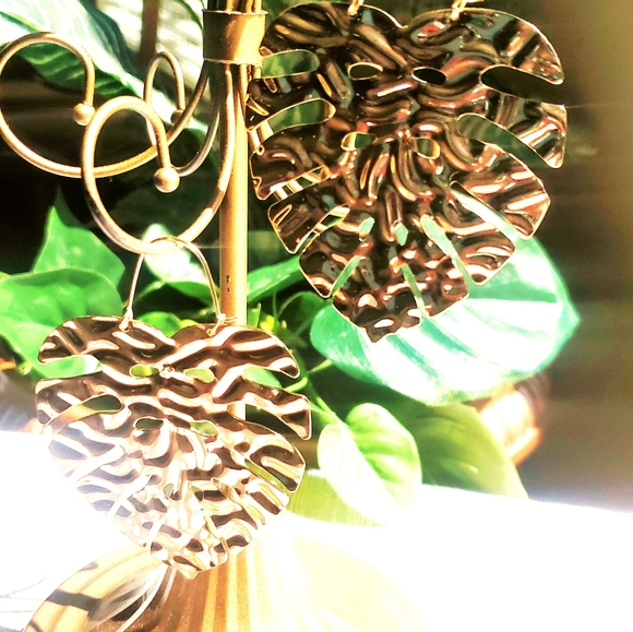 NEW Tabitha Brown FOR Target Gold Palm Leaf Earrings & FREE MAGAZINE - Picture 5 of 7